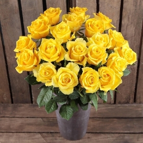 Classic 12 Yellow Roses Bouquet